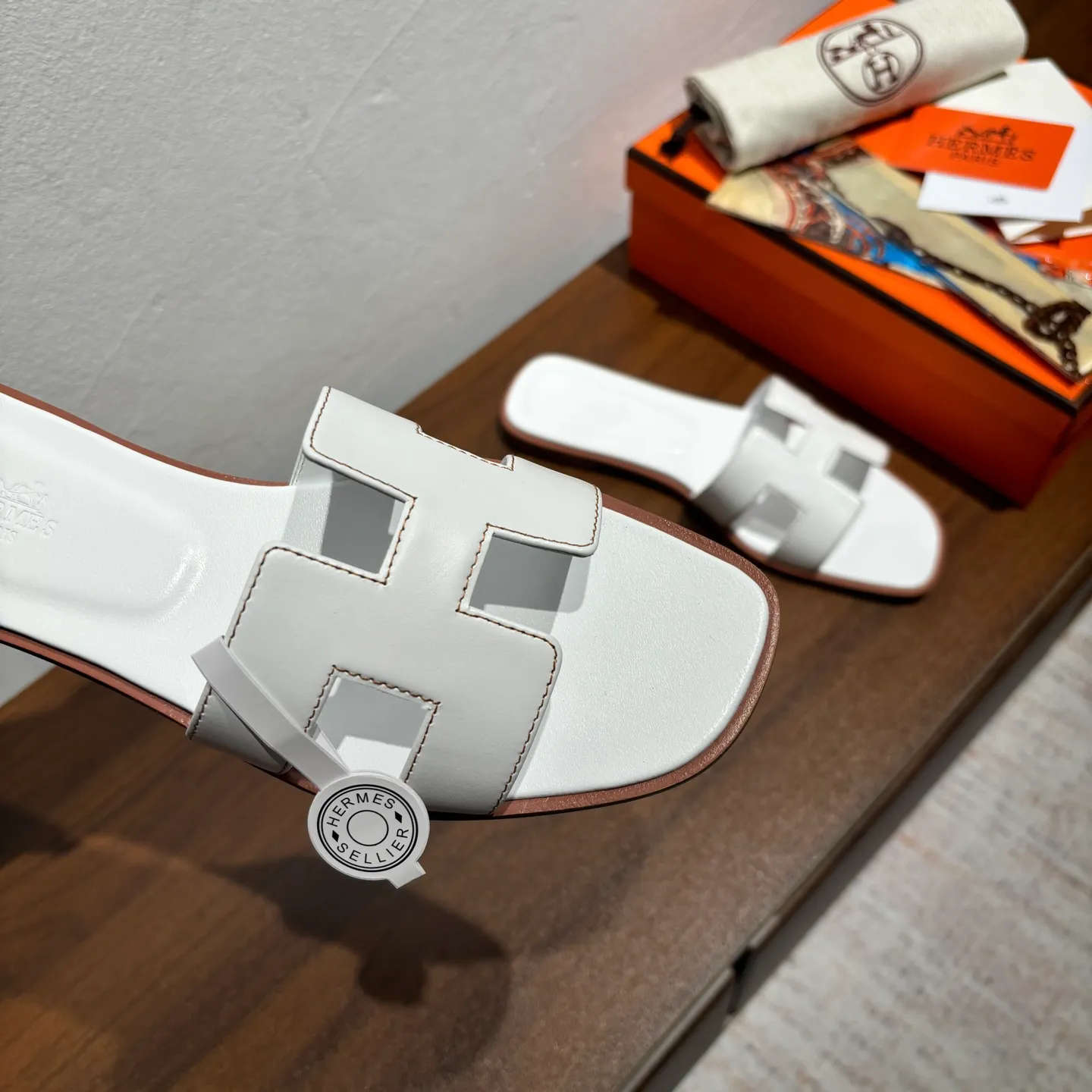 👟👟Ex-factory price 480👟👟 Brand💗: The latest color series from HERMES official website Code number💗: 35-40 full size (34 41 42 customized, non-refundable and non-exchangeable) Upper material💗: Classic plain calfskin Sole material💗: Zero-crack genuine leather mid-sole👑👑👑 Fully dyed HERMES Plain calfskin sandals, a historical representative work, the timeless classic H sandals, suitable for home and travel, this shoe is the finishing touch of your wardrobe, it looks great on the feet💃🏻💃🏻💃🏻